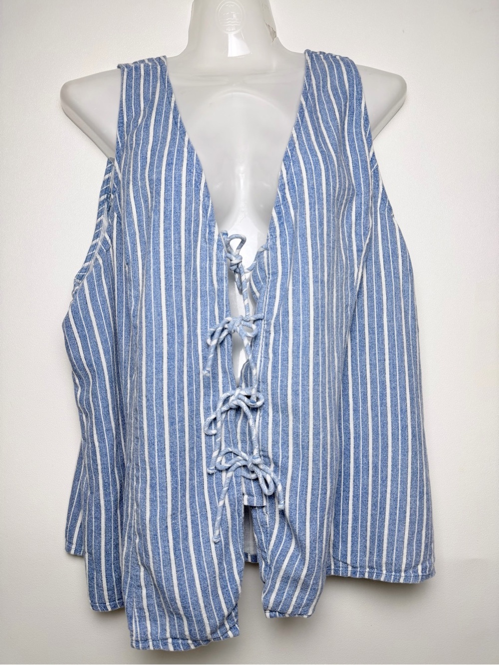 A New Day Women’s XXL Blue/White Striped V-Neck Sleeveless Tie Front Blouse